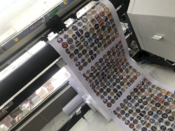 In ấn tem, in Decal với máy bế Decal Mimaki Nhật Bản cắt bế liên tục sticker, tem nhãn