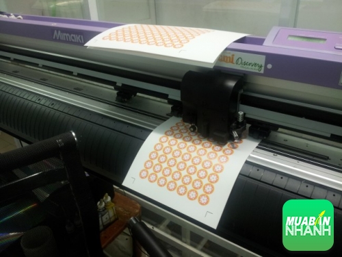 Công ty In Ấn Tem trực tiếp bế sticker decal tem nhãn bằng máy bế Mimaki Nhật Bản cho thành phẩm bế đúng kích thước,  bế bám sát đường viền hình ảnh