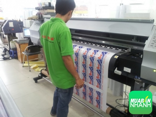 Nhân viên đứng máy in giám sát quá trình in ấn tem nhãn trên máy in kỹ thuật số mực dầu thương hiệu Nhật Bản